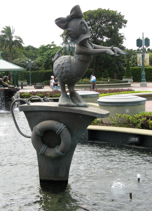 Daisy Installed, Entrance Fountain, Hong Kong Disneyland